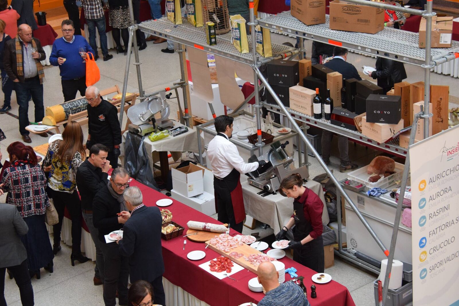 Producent snijdt charcuterie aan een stand tijdens een vorige editie